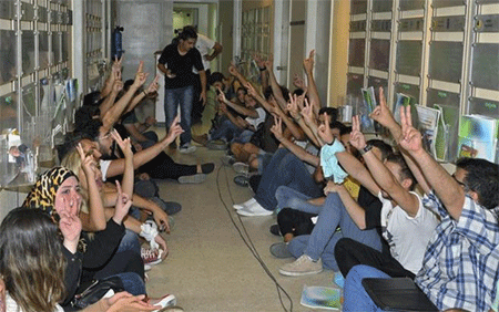 activistas dentro del ministerio antes de ser desalojados a la fuerza
